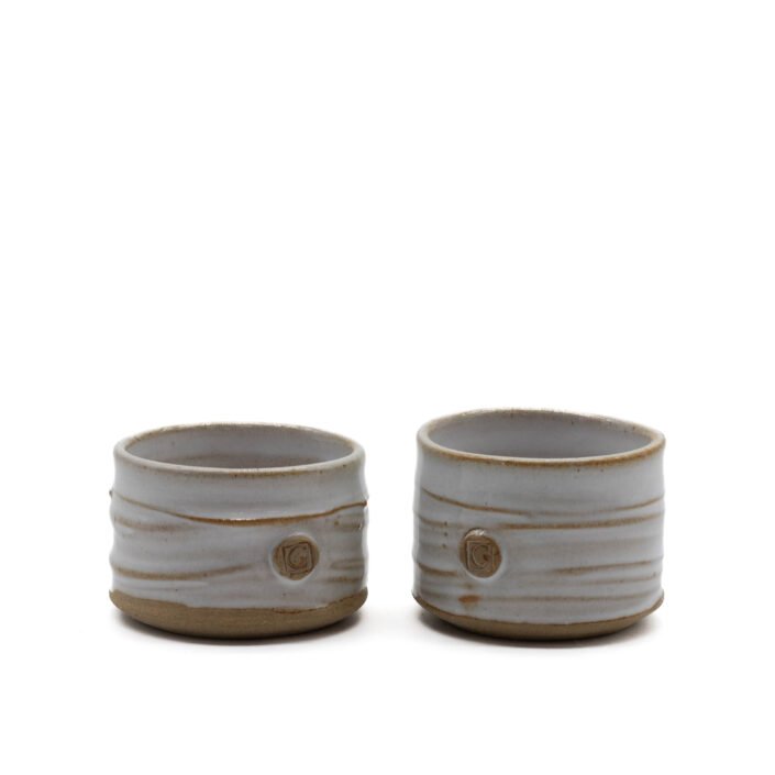 Vasos de café espresso tostado y blanco